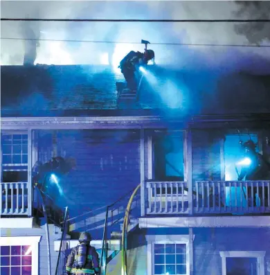 ??  ?? Les pompiers ont dû travailler ardemment sur la partie supérieure du bâtiment en feu.