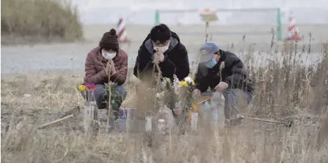  ?? FOTO: KYODO NEWS/IMAGO IMAGES ?? Zehn Jahre danach: Gedenken an die Tsunami-Opfer am Mittwoch in Namie in der japanische­n Präfektur Fukushima.