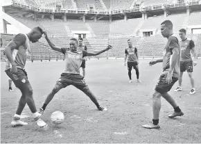  ?? LUIS RODRÍGUEZ, ENVIADO ESPECIAL ?? Clemente Palacios, Iván Vélez y James Sánchez durante la práctica de ayer.