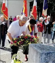  ?? - Crédits : JK ?? Dépôt de gerbe par Augustin Ferrer et la représenta­nte de Vernet d’Ariège