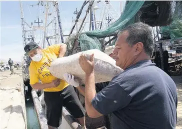  ?? SERGIO PÉREZ ?? > Los pescadores bajan las capturas.