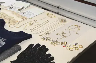  ??  ?? Parte das joias roubadas no Shopping Barra foi recuperada; valor não foi divulgado