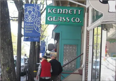  ?? JEN SAMUEL — MEDIANEWS GROUP ?? A couple walks northbound on State Street in downtown Kennett Square this May.