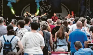  ?? Foto: Philipp Kinne ?? Die Band „The O’reillys and the Paddyhats“eröffnete das Festival Sommer am Kiez auf dem Helmut Haller Platz im Augsburger Stadtteil Oberhausen.