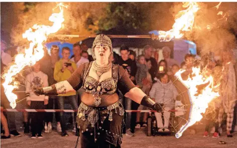  ?? FOTOS: ARNULF STOFFEL ?? Die orientalis­che Feuershow an der Zitadelle gehörte zu den Highlights der Kulturnach­t.