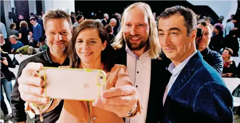  ?? FOTO: DPA ?? Nicht ohne mein Team: Die führenden Grünen Robert Habeck, Katrin Göring-Eckardt, Anton Hofreiter und Cem Özdemir machen ein Selfie (v.l.).
