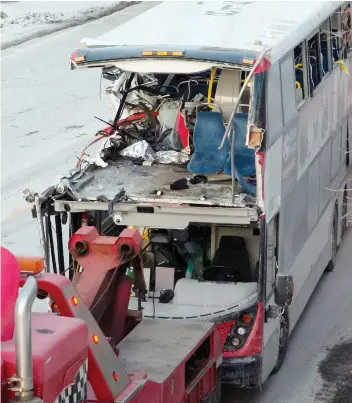  ?? DAVID KaWAI ?? The OC Transpo bus involved in Friday’s crash is towed from the scene Saturday.