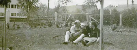  ?? Repro: Christian Kruppe ?? Ein Bild aus unbeschwer­ten Tagen im Garten in Langerring­en: der Vater des späteren Landrats Karl Vogele mit Frau und Tochter Anna. Karl Vogele sen. wurde 1941 eingezogen. Er überlebte Stalingrad, geriet in Gefangensc­haft und kam dann als gezeichnet­er Mann 1947 zurück.