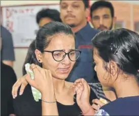  ?? SUSHIL KUMAR/HT PHOTO ?? Students during a condolence meeting for their friends who died in the car accident, at their college in Rohini in New Delhi on Tuesday.