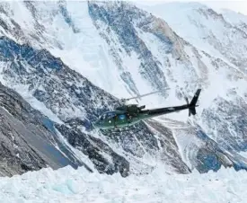  ?? Foto: Chhang Dawa Sherpa ?? El helicópter­o pakistaní, durante la búsqueda.