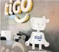  ??  ?? Empoderand­o a las mujeres. El reconocimi­ento fue entregado por el programa de Tigo llamado “Mujeres Conectadas”.