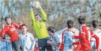  ?? FOTO: PETER SCHLIPF ?? Dorfmerkin­gens Schlussman­n Christian Zech (am Ball) ist ein ganz wichtiger Faktor für die bislang so starke Runde der Sportfreun­de in der Fußball-Landesliga.