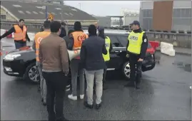  ??  ?? L’ambiance était électrique, hier matin, entre les chauffeurs VTC sur les barrages filtrants et leurs collègues qui tentaient de travailler.