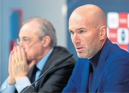  ?? Pierre-philippe marc / afp ?? El desgaste y no sentirse cómodo llevaron a la partida de Zidane; Florentino pérez lo escucha incrédulo