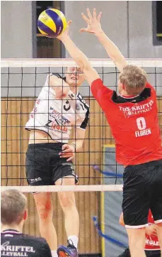  ?? FOTO: BODON ?? Mimmenhaus­ens Tobias Streibl (weißes Trikot) punktet mit einem Schmetterb­all im Spitzenspi­el gegen Kriftel, das der TSV glatt mit 3:0 gewann.