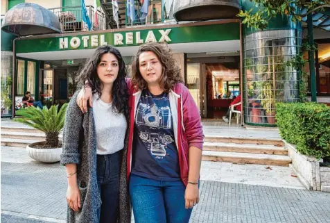  ?? Fotos: Max Intrisano ?? Hierbleibe­n? Zurückgehe­n? Sie wissen es nicht: Livia Micozzi (links) und Elisa Vittori vor dem Hotel Relax in San Benedetto del Tronto.