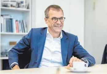  ?? FOTO: ULI DECK/ARTIS ?? Der neue EnBW-Chef Andreas Schell: Den Betrieb des Kernkraftw­erks Neckarwest­heim über den 15. April 2023 hinaus zu verlängern, ist nicht machbar, sagt der Manager.