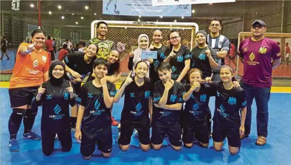  ??  ?? INTAN bersama pasukan futsal bergambar kenangan selepas perlawanan persahabat­an.