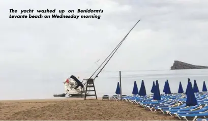  ??  ?? The yacht washed up on Benidorm's Levante beach on Wednesday morning