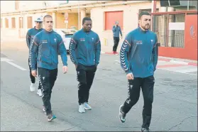  ?? FOTO: EFE ?? Los jugadores del Albacete, cabizbajos tras el accidente que sufrió su compañero