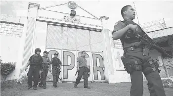  ?? (ALAN TANGCAWAN) ?? NAKUHAAN. Sayo ning buwana, ang Cebu Provincial Detention and Rehabilita­tion Center (CPDRC) gironda sa kapulisan, diin daghang nakuha nga kontraband­o. Ang mga pulis sa Provincial Public Safety Battalion nakakuha og daghang cell phones sa ilang...