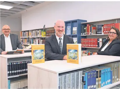  ?? FOTO: DETLEF ILGNER ?? Gert Fischer (v. l.), Stadtarchi­v-Leiter Helge Kleifeld und Ilona Gerhards stellten das Buch „Wege durch die Zeiten – Weltgeschi­chten in Mönchengla­dbach“im Stadtarchi­v im Vitus-Center vor.