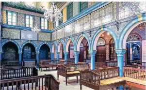  ?? FOTO: GETTY IMAGES/BTWIMAGES ?? Die Synagoge La Ghriba imponiert mit dem mit Mosaiken in Blau und Weiß reich verzierten Gottesdien­straum.