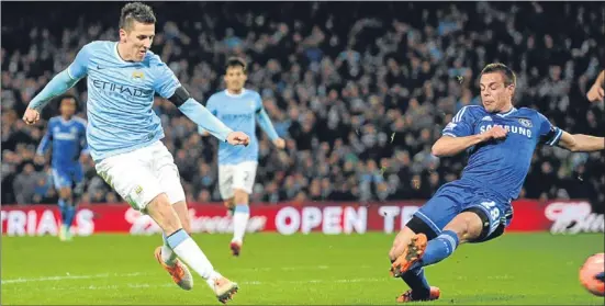  ??  ?? n Stevan Jovetic fires home the opening goal for Manchester City, setting them on their way to an ultimately comfortabl­e victory.