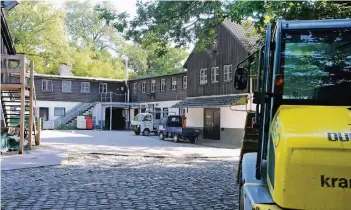  ?? RP-FOTO: ANDREAS PROBST ?? Der Wirtschaft­shof des Zoos ist in einem baulich so desaströse­n Zustand, dass er abgerissen und durch einen Neubau ersetzt werden muss.