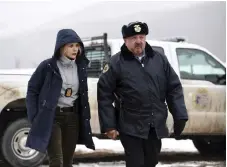  ?? Bild: FRED HAYES ?? OMAKA KRIMINALPA­R. Elizabeth Olsen som nybakad Fbiagent och Graham Greene som lokal polischef i Wind river, en västern som utspelar sig i ett vintrigt Wyoming.