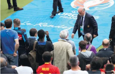  ?? Foto: dpa ?? Trainer Vicente del Bosque verlässt nach dem Italien-Spiel den Schauplatz der Niederlage.