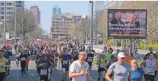  ?? FOTO: IMAGO ?? Der Berliner Halbmarath­on führte 36.000 Läufer durch die Hauptstadt, hier bei Kilometers­tand 19 an der Leipziger Straße.