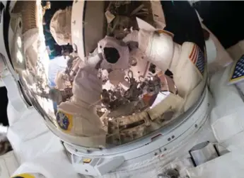  ?? SCOTT KELLY/NASA VIA NEW YORK TIMES FILE PHOTO ?? Scott Kelly takes a selfie during a space walk outside the Internatio­nal Space Station, 400 kilometres above Earth.