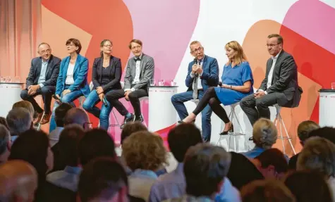  ?? Foto: Oliver Dietze, dpa ?? SPD-Kandidat Karl-Heinz Brunner (mit Mikrofon) bei der Bewerberde­batte: „Wir wollen ja am Ende eine gute, eine klare und deutliche Mehrheit für diejenigen, die Parteivors­itzende werden sollen.“