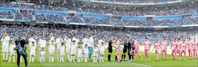  ?? ?? Los jugadores de Real Madrid y Espanyol se saludan antes de arrancar el partido en un Bernabéu casi lleno (59.782 espectador­es).