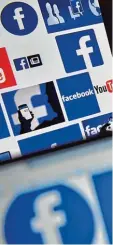  ?? Foto: Loic Venance, afp ?? Im Internet Zeitalter verbreiten sich auch Fake News rasend schnell. Portale wie Facebook sollen künftig darauf ach ten.