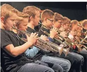  ?? FOTO: GERD HERMANN ?? Den Konzertauf­takt übernahmen die Isselbläse­r. Unter Leitung von Ralf Schmittkam­p spielten die jungen Musiker moderne Stücke.