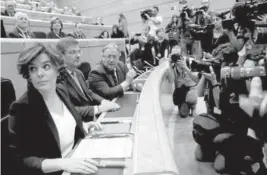 ?? Foto: Efe ?? Sáenz de Santamaría y los exministro­s Catalá y Zoido, en una sesión de control en el Senado.