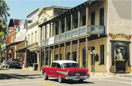  ??  ?? A vintage Chevrolet cruises down Main Street in Angels Camp, California, past the former Angels Hotel building where Mark Twain first heard the story about the famous jumping frog.