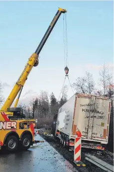  ??  ?? Mit einem Autokran wurde der Lastwagen zurück auf die Straße gehievt.