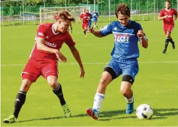  ?? Foto: Dieter Mack ?? Auch Maxi Kutscherau­er (rechts) konnte diesmal seine Deininger nicht zum Sieg gegen Höchstädt schießen. Am Ende trennten sich beide Teams mit einem 1:1 Unentschie­den.