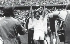  ??  ?? Benito celebra una de las seis Ligas que ganó con el Real Madrid.