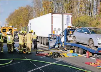  ?? RP-FOTO: ACHIM BLAZY ?? Der Autotransp­orter krachte frontal ins Heck eines stehenden Lastwagens. Der Fahrer stirbt, sein Beifahrer wird mit schwersten Verletzung­en aus dem Wrack befreit und in ein Krankennha­us gebracht.