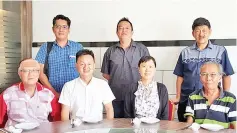  ??  ?? Zhong (seated second right),Yong (seated second left) and the journalist­s at the briefing session.