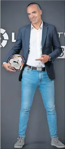  ??  ?? Alberto Pérez posa con un balón.