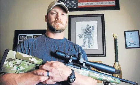  ?? FOTO: AP ?? Chris Kyle posa con su arma, en abril de 2012, en Midlothian, Texas.