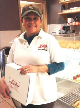  ??  ?? De migrante a pastelera. Leticia Herrera llegó sin documentos y hoy tiene una cafetería, donde vende uno de los mejores pasteles de zanahoria, en Nueva York.