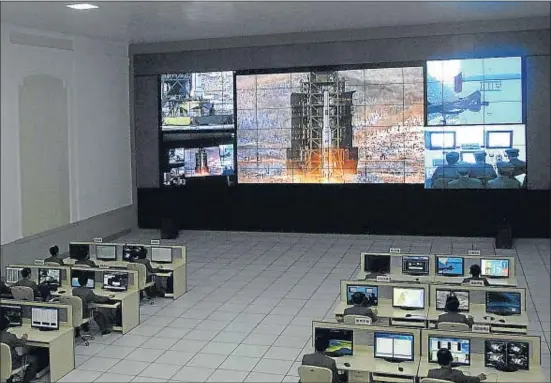  ?? KCNA / REUTERS ?? Científics nord-coreans seguint el llançament del coet en un centre de control a Cholsan, en una imatge distribuïd­a per l’agència KCNA