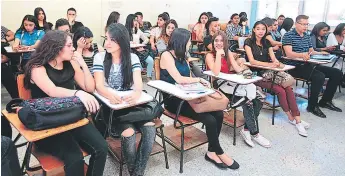  ?? FOTO: EL HERALDO ?? Los estudiante­s intentaron matricular algunas asignatura­s en línea.