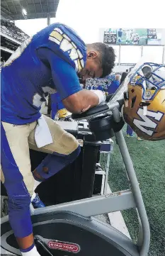  ?? THE CANADIAN PRESS. JOHN WOODS/ ?? The Winnipeg Blue Bombers’ Andrew Harris hangs his head during Saturday’s Banjo Bowl against the Saskatchew­an Roughrider­s.